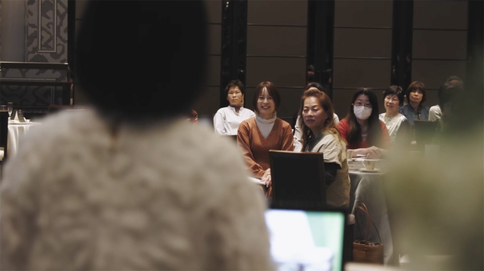 講演を聞く会場の様子