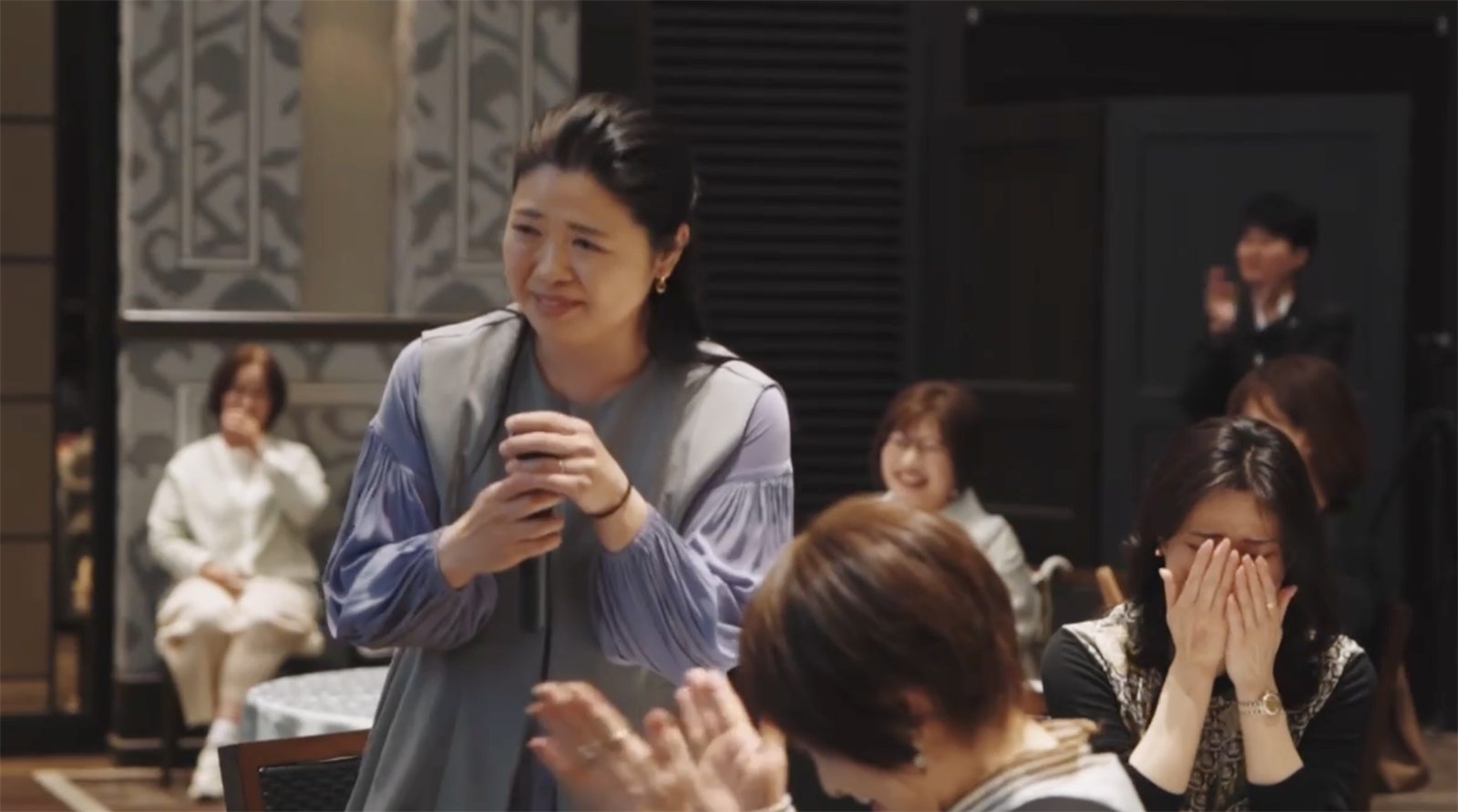 会場で言葉が交わされる様子