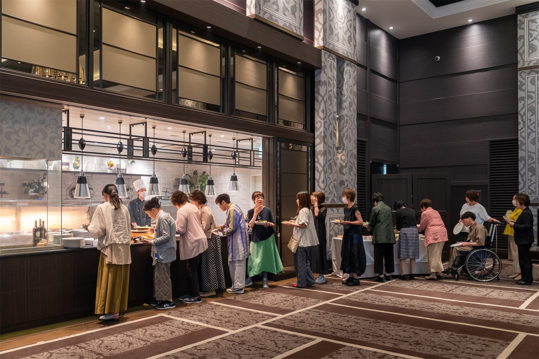 ランチ交流会のビュッフェ会場