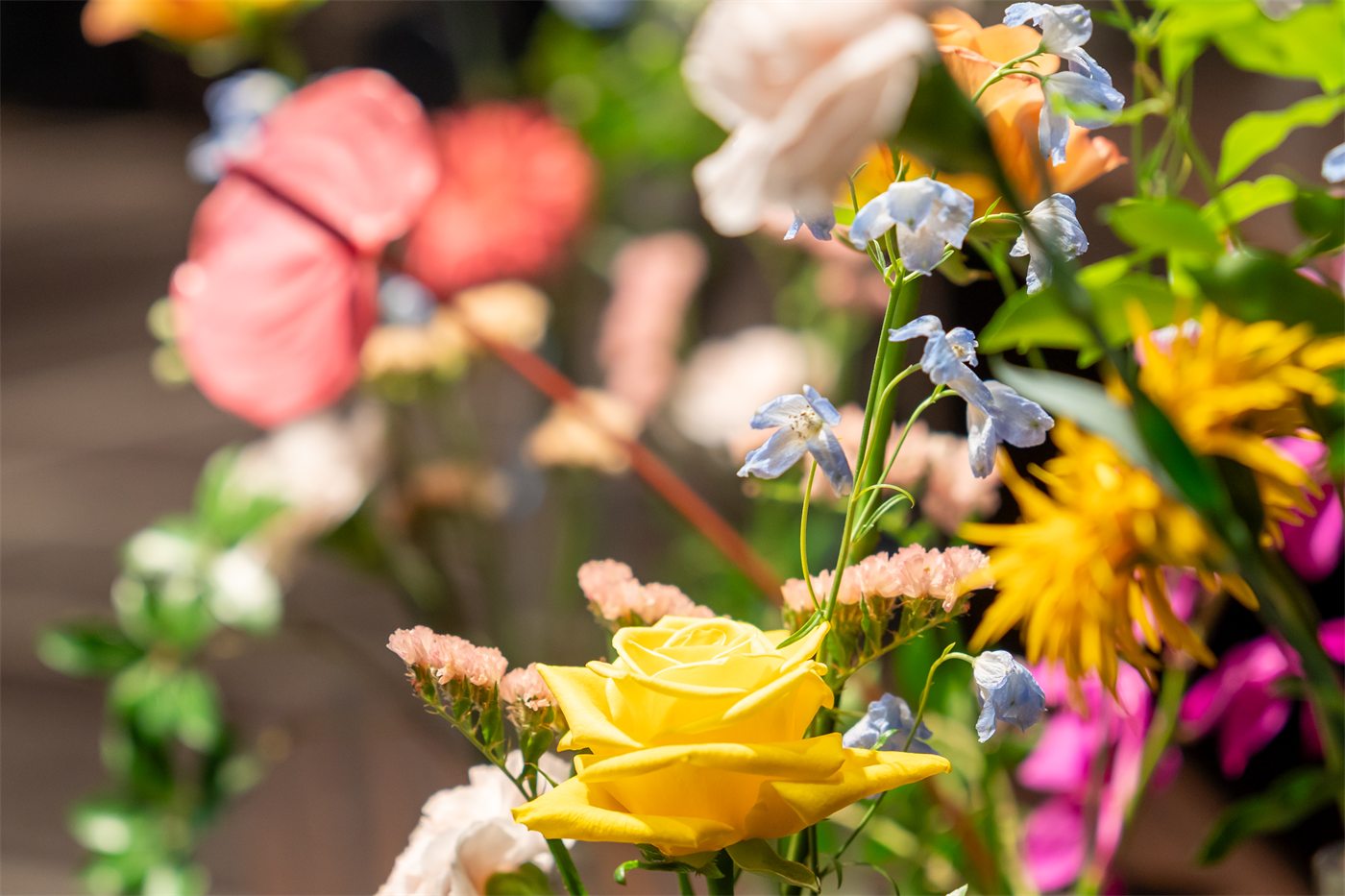 会場のテーブルを彩る装花