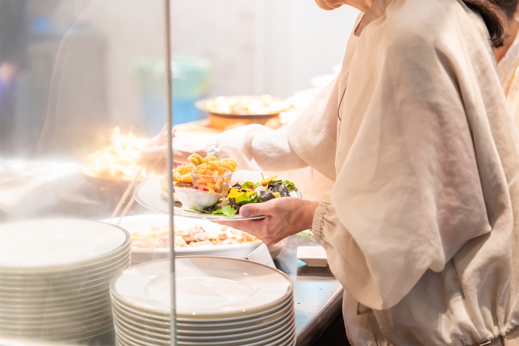 ランチの料理を選ぶ手元